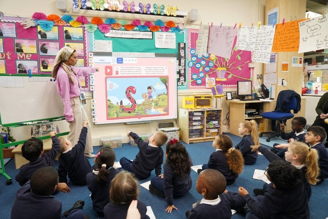 jolly-classroom-teaching-white-board-image