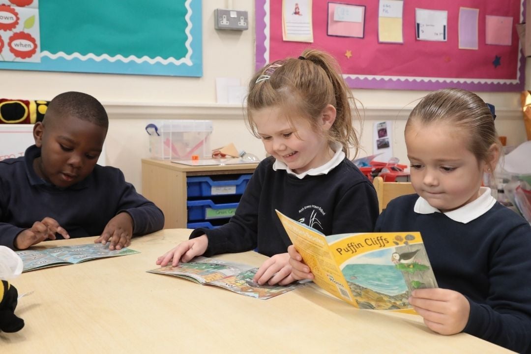 jolly-learning-children-reading-image